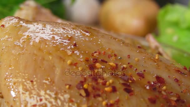 Close-up de especiarias sobre as quedas de frango — Vídeo de Stock