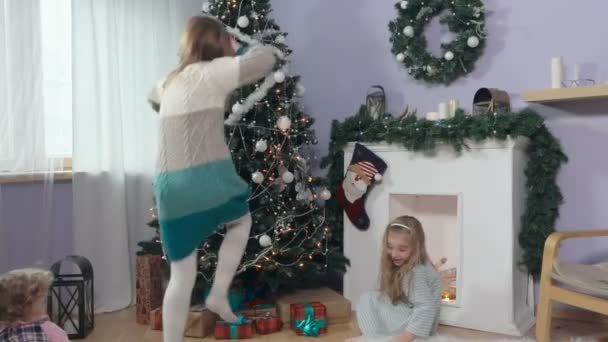 Filles ont apprécié les cadeaux — Video