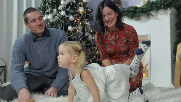 Щаслива сім'я розважається з дитиною — стокове відео