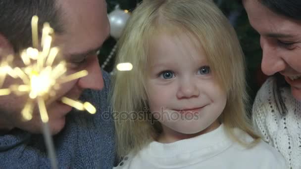 Surprised and joyful girls face close to his parents — Stock Video