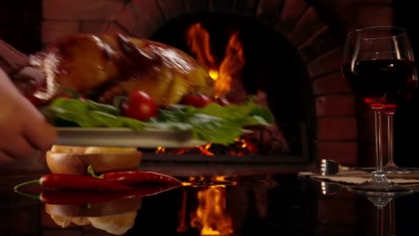 Cena de celebración junto a la chimenea . — Vídeos de Stock