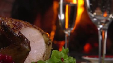 Kesilmiş bir parça tavuk şömine yakın closeup