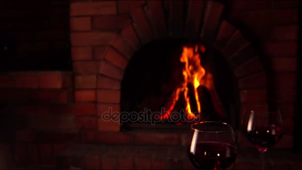 暖炉のそばでお祝いディナー. — ストック動画