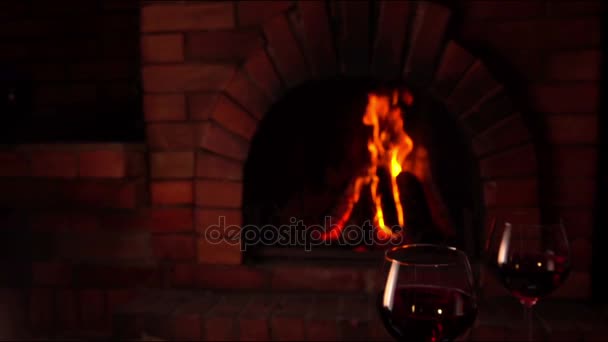 Cena de celebración junto a la chimenea . — Vídeo de stock