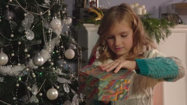 Menina abrindo caixas com presentes — Vídeo de Stock