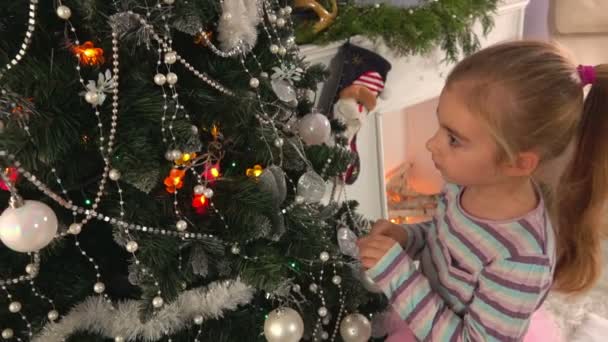 Niña decora un árbol de Navidad — Vídeos de Stock