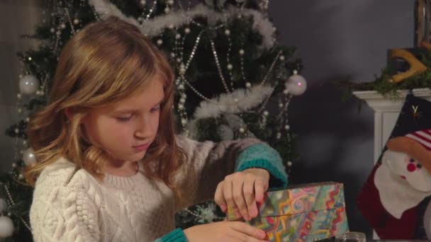 Dziewczyna otwarcie skrzynki z prezentami — Wideo stockowe