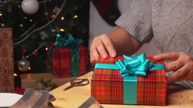 paketlenmiş Hediyelik Noel ağacının altında ellerini