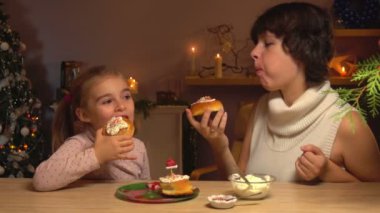 Anne ve kızı rulo tarçın yemek