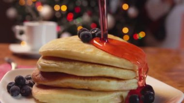 Yaban mersini ile çilek şurubu krep dökün