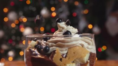 Krep ve krema ile bir kase içine düşme yaban mersini