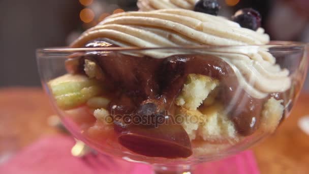 Cocinar postre dulce con bayas y crema — Vídeos de Stock