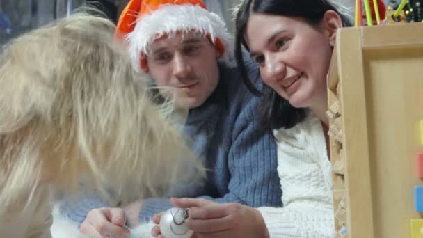 Happy family with baby in Santas hats — Stock Video