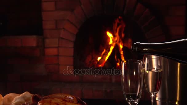 Champagne wordt in een glas gegoten — Stockvideo