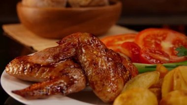 Bir tabak kızarmış tavuk kanadı ile yakından görmek