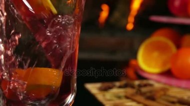 Yakın çekim glintwein bir bardağa dökülür