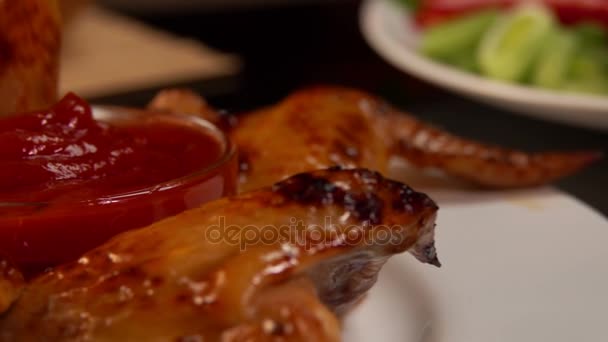 Close up de asas de frango fritas mergulhadas em ketchup — Vídeo de Stock