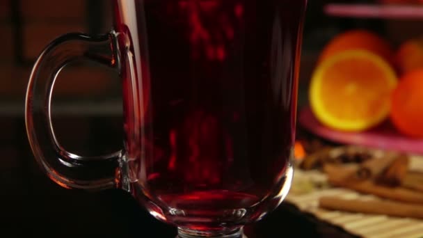 Orange slice falls into a beautiful mug of mulled wine — Stock Video