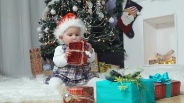 küçük çocuk bir hediye ile bir kap Noel Baba oturur