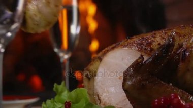 Kesilmiş bir parça tavuk şömine yakın closeup