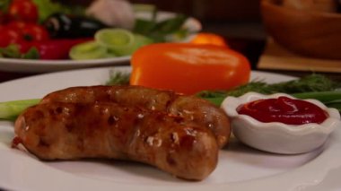 Plaka ile ketçap, ızgara sosis ile sebze