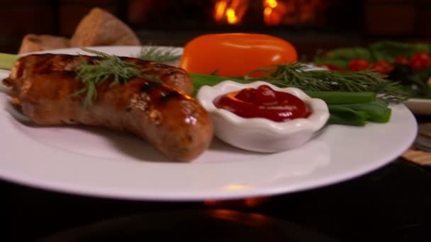 Dîner avec saucisses grillées — Video