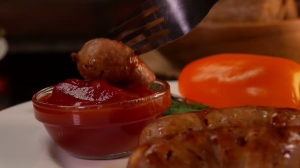 Сосиски на гриле с кетчупом и овощами — стоковое видео