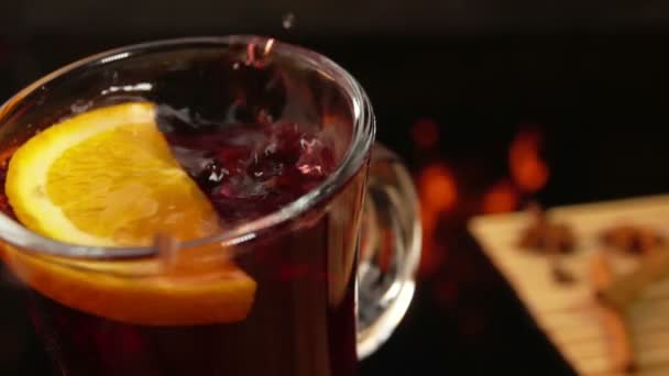 Asterisk anise falls from above in a nice mug of mulled wine — Stock Video