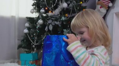 Küçük kız bir hediye paketiyle arar