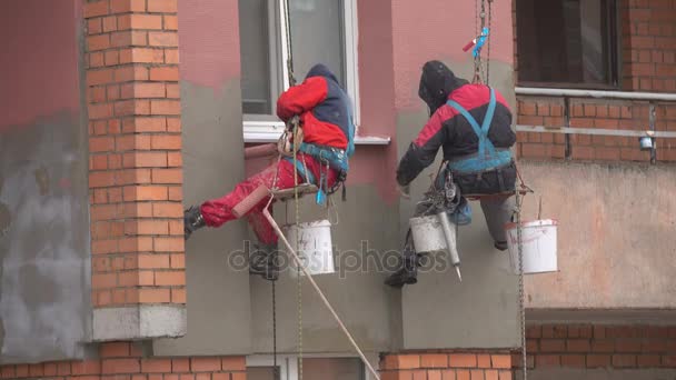 Trabajos de aislamiento en casa — Vídeo de stock