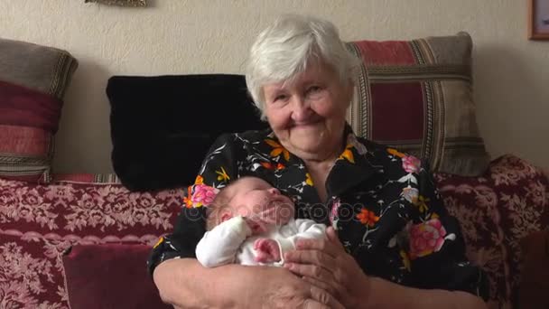 奶奶手上保持一个孙女 — 图库视频影像