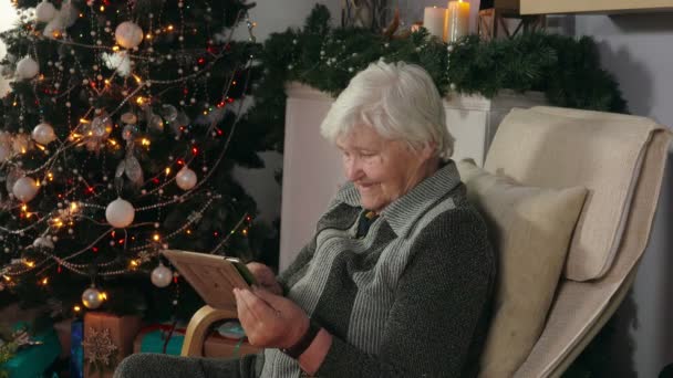 Femme âgée lit le message sur la tablette — Video