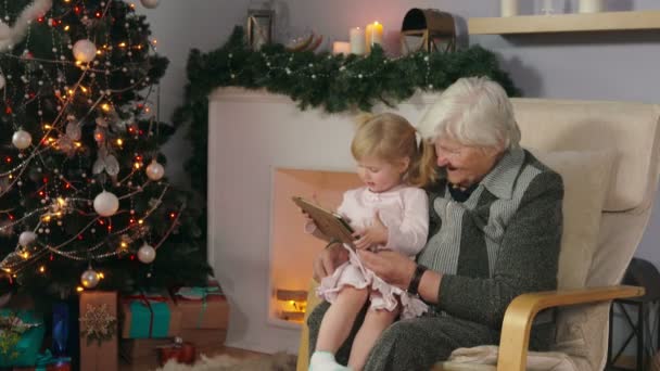 Dziecko gry na tablecie siedząc na kolanach — Wideo stockowe