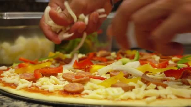 La main a posé le remplissage sur la pâte pour la pizza — Video