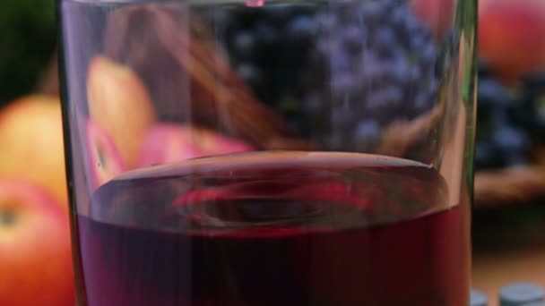 Släppa droppar i ett glas vin — Stockvideo