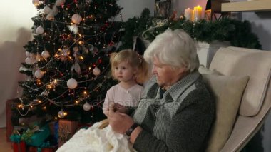 Büyükanne bir sandalyede otururken bir çorap dokuma kumaşlar