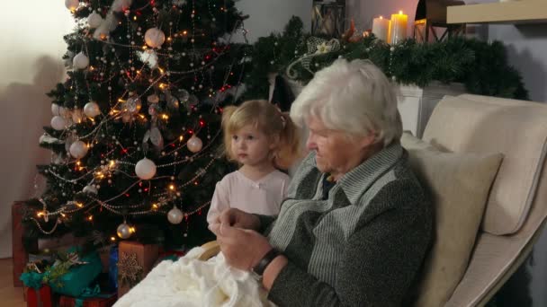 Babcia dzianiny skarpetka siedząc na krześle — Wideo stockowe
