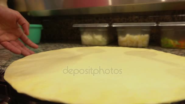 Соус наливають і розмазують над тістом для піци — стокове відео