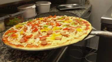 Pizza fırına yerleştirilir