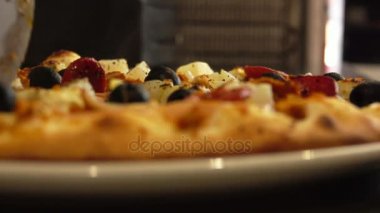 Aşçı dilim pizza bir plaka üzerinde closeup