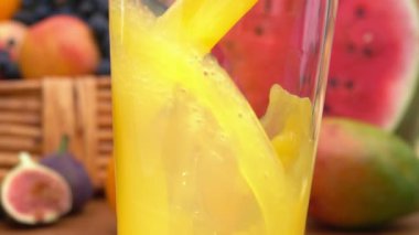 Portakal suyu bir bardak dökülür Close-Up