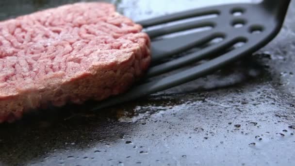 Hambúrguer de carne virando na grelha — Vídeo de Stock