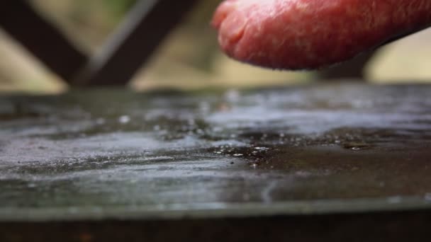 Takže burger kotlety na povrchu kamenný gril — Stock video