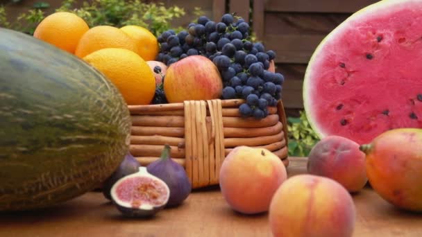 Movimiento de cámara a lo largo de un bodegón de fruta fresca — Vídeos de Stock