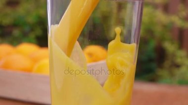 portakal suyu bir bardak içine döktü