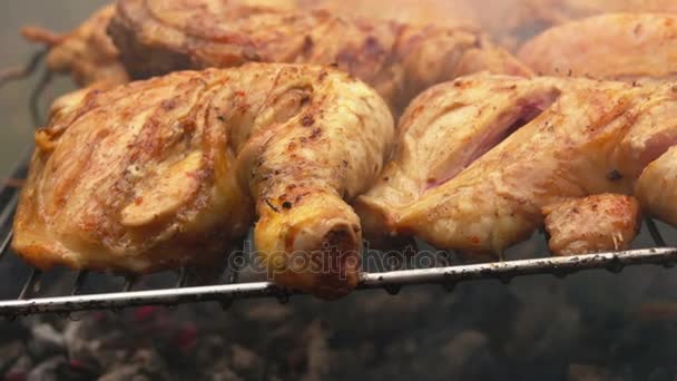 Chicken legs roasted on the grill — Stock Video