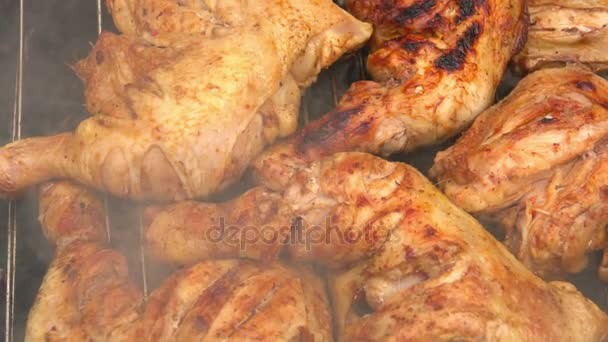 Gambe di pollo arrosto alla griglia — Video Stock