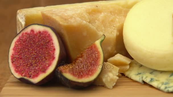 Французский сыр на деревянном столе — стоковое видео