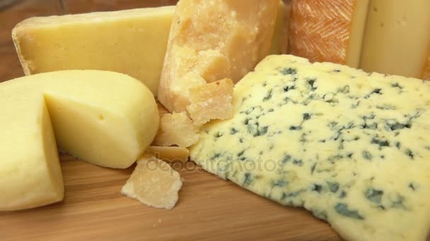 Französisch von Käse auf einem Holztisch. — Stockvideo