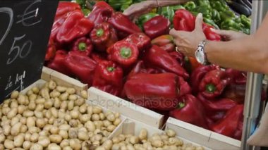 kırmızı biber ve bir çiftçi pazarda patates